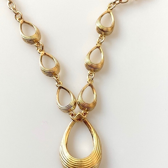 Liz Claiborne Signed Necklace Gold Tone - Picture 7 of 8